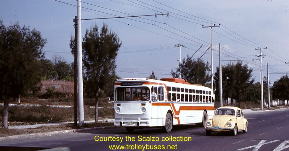 mex_m_gdl_mh_2038_camachobanderianacional_19771121_ss.jpg
