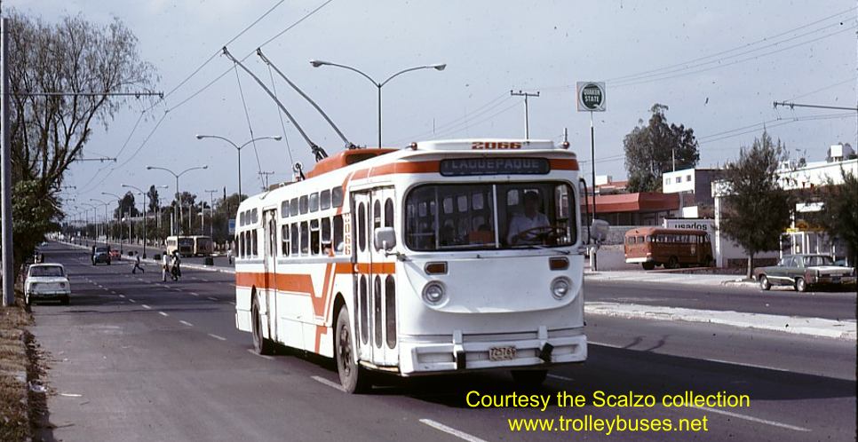 mex_m_gdl_mh_2066_camachobanderianacional_19771121_ss.jpg