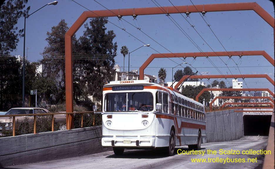 mex_m_gdl_mh_2082_colonmetroestacion_19771121_ss.jpg