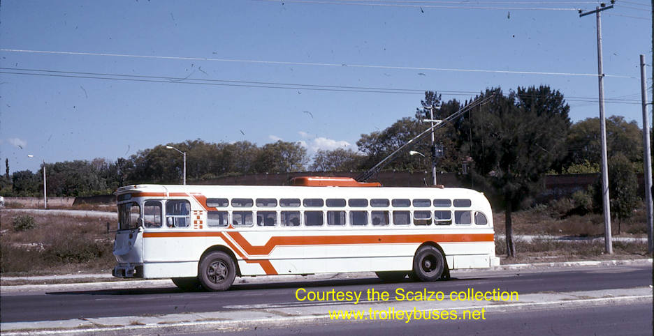 mex_m_gdl_mh_2103_camachobanderanacional_19771122_ss.jpg