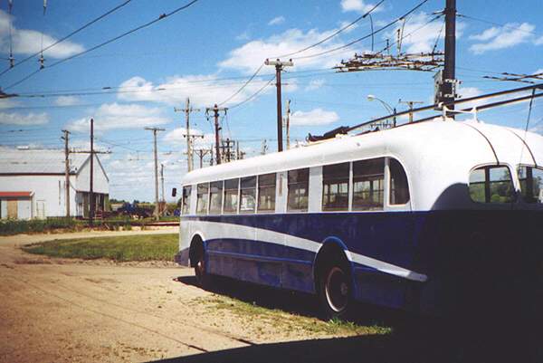 usa_m_irm_brill_239_flyer_925_infrontofbarn_20000723_irm148_kj.jpg