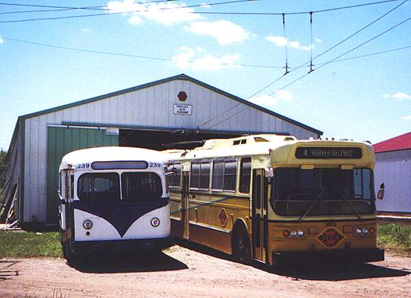usa_m_irm_brill_239_flyer_925_infrontofbarn_20000723_irm149_kj.jpg