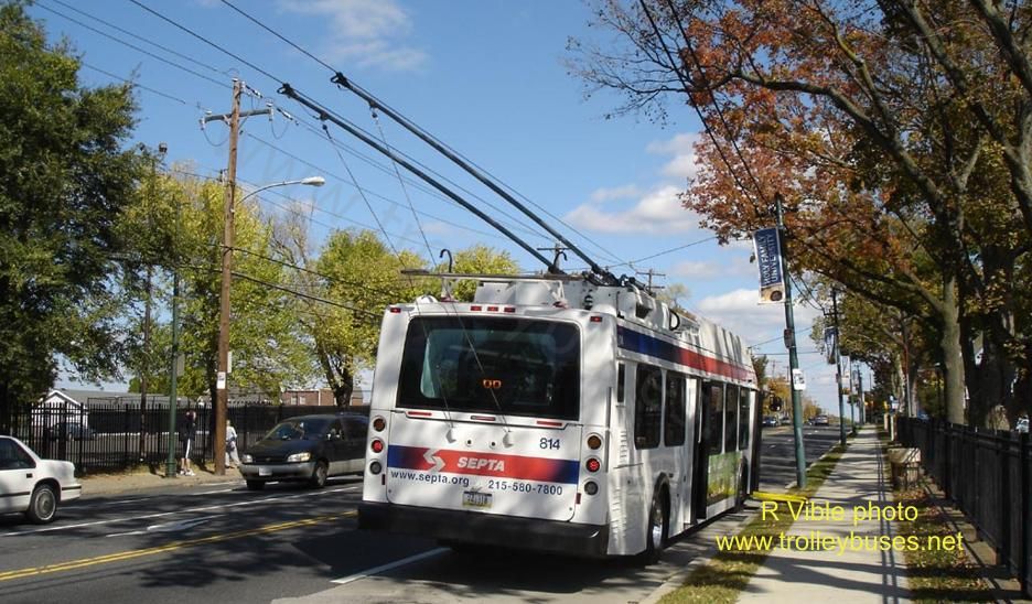 usa_m_phl_newflyer_814_frankfordgrantavewheelchairliftinuse_01_20081017_rvible.jpg