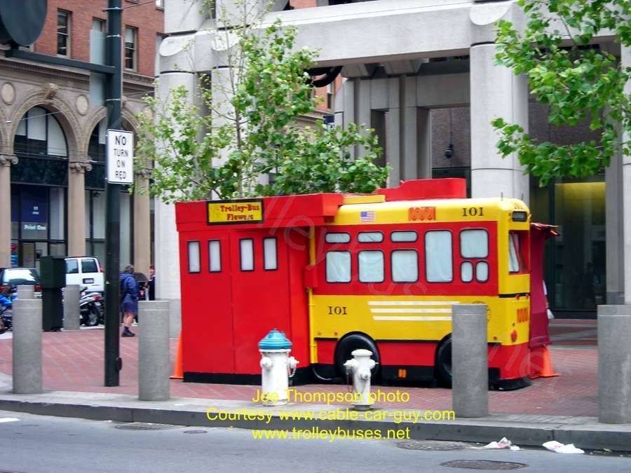 usa_m_sfo_misc_trolleybusflowerstand_marketspear_01_jtccg.jpg